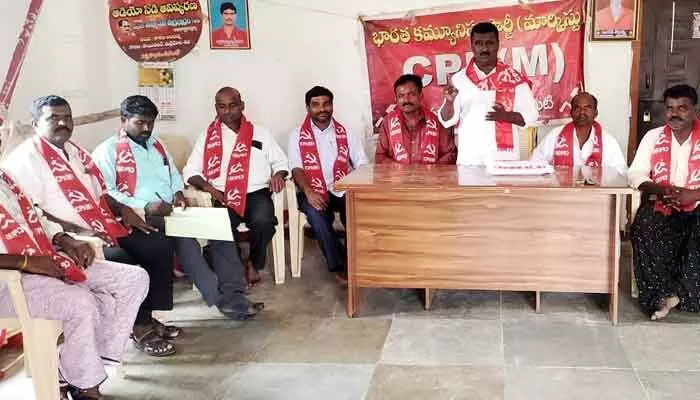 వర్షాకాలం మొదలైన కొనుగోలు కేంద్రాల్లోనే వడ్లు.. వర్షాకాలం మొదలైన కొనుగోలు కేంద్రాల్లోనే వడ్లు..