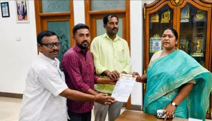 బిల్ కలెక్టర్లు, కరోబార్ల సమస్యలు పరిష్కరిస్తాం: మంత్రి సీతక్క బిల్ కలెక్టర్లు, కరోబార్ల సమస్యలు పరిష్కరిస్తాం: మంత్రి సీతక్క