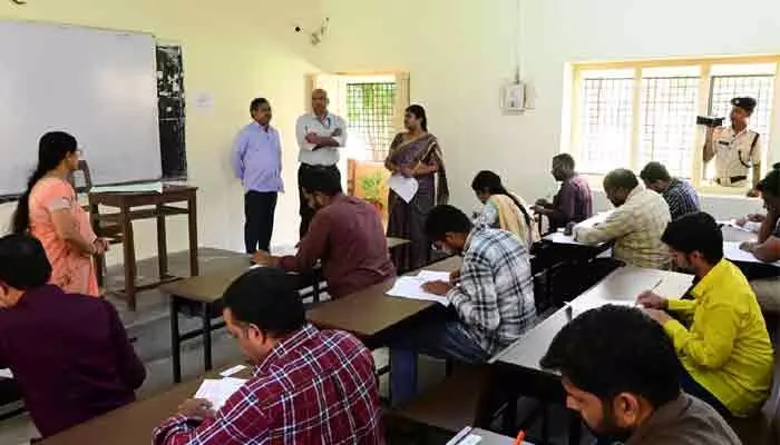 జూనియర్ కెమిస్ట్, టెక్నికల్ ఇన్స్పెక్టర్ రాత పరీక్ష పూర్తి.. 17 పోస్టులకు 642 మంది హాజరు జూనియర్ కెమిస్ట్, టెక్నికల్ ఇన్స్పెక్టర్ రాత పరీక్ష పూర్తి.. 17 పోస్టులకు 642 మంది హాజరు