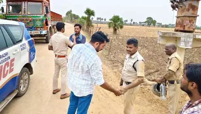 సోంపల్లి ఇసుక ర్యాంపు వద్ద ఉద్రిక్తత.. కానిస్టేబుల్, హోంగార్డుకు తీవ్ర గాయాలు సోంపల్లి ఇసుక ర్యాంపు వద్ద ఉద్రిక్తత.. కానిస్టేబుల్, హోంగార్డుకు తీవ్ర గాయాలు