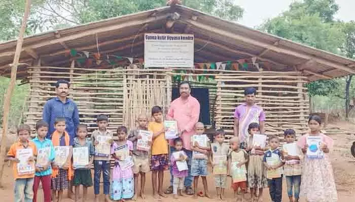 రజబలినగర్ విద్యార్థులకు నూతన పాఠ్య పుస్తకాలు అందజేసిన మండల విద్యాశాఖాధికారి రజబలినగర్ విద్యార్థులకు నూతన పాఠ్య పుస్తకాలు అందజేసిన మండల విద్యాశాఖాధికారి
