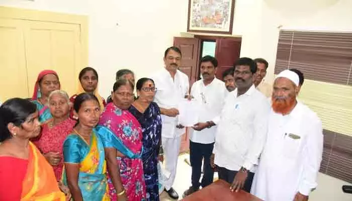 రాజీవ్ గాంధీ నగర్ సమస్యలు పరిష్కరించాలని ఎమ్మెల్యేకు వినతి రాజీవ్ గాంధీ నగర్ సమస్యలు పరిష్కరించాలని ఎమ్మెల్యేకు వినతి