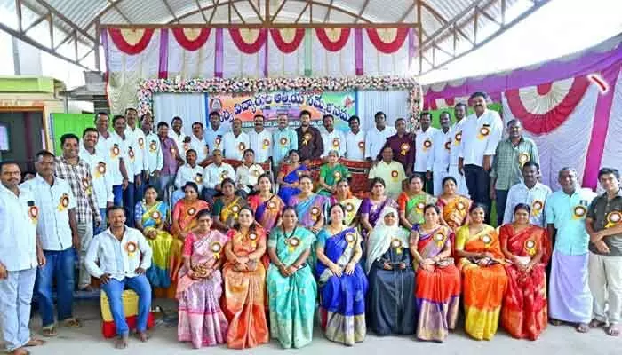 పూర్వ విద్యార్థుల అపూర్వ కలయిక.. పూర్వ విద్యార్థుల అపూర్వ కలయిక..