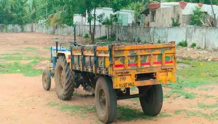 అక్రమ ఇసుక రవాణా ట్రాక్టర్ పట్టివేత అక్రమ ఇసుక రవాణా ట్రాక్టర్ పట్టివేత