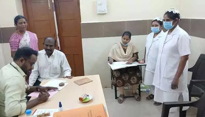 సింగరేణిలో సూపర్ స్పెషాలిటీ హెల్త్ క్యాంపు.. 145 మందికి ప్రత్యేక వైద్య పరీక్షలు సింగరేణిలో సూపర్ స్పెషాలిటీ హెల్త్ క్యాంపు.. 145 మందికి ప్రత్యేక వైద్య పరీక్షలు