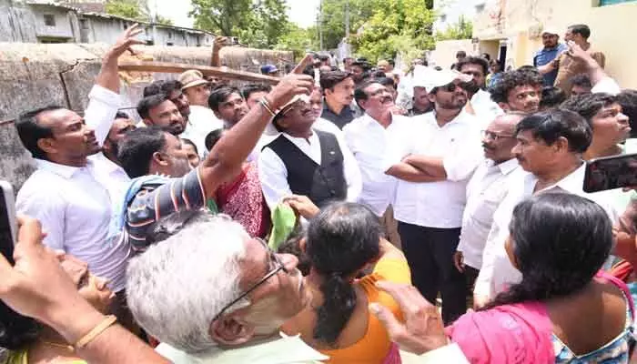 గాలివాన బీభత్సంలో నష్టపోయిన కుటుంబాలను పరామర్శించిన మంత్రి.. గాలివాన బీభత్సంలో నష్టపోయిన కుటుంబాలను పరామర్శించిన మంత్రి..