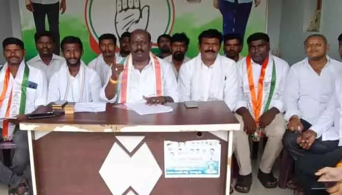 కేటీఆర్ దమ్ముంటే నిజాలు మాట్లాడాలి: కాంగ్రెస్ మండల అధ్యక్షులు కేటీఆర్ దమ్ముంటే నిజాలు మాట్లాడాలి: కాంగ్రెస్ మండల అధ్యక్షులు