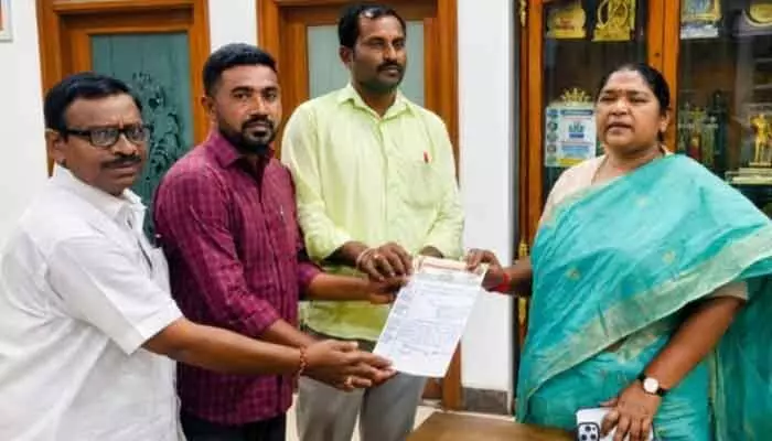 జీతాల పెంపు ప్రతి నెల శాలరీ అకౌంట్లోనే: మంత్రి సీతక్క జీతాల పెంపు ప్రతి నెల శాలరీ అకౌంట్లోనే: మంత్రి సీతక్క
