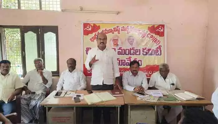 రైతులకు యూరియా ముందస్తుగా నిల్వలు చేయాలి: సీపీఎం జిల్లా కార్యదర్శి రైతులకు యూరియా ముందస్తుగా నిల్వలు చేయాలి: సీపీఎం జిల్లా కార్యదర్శి