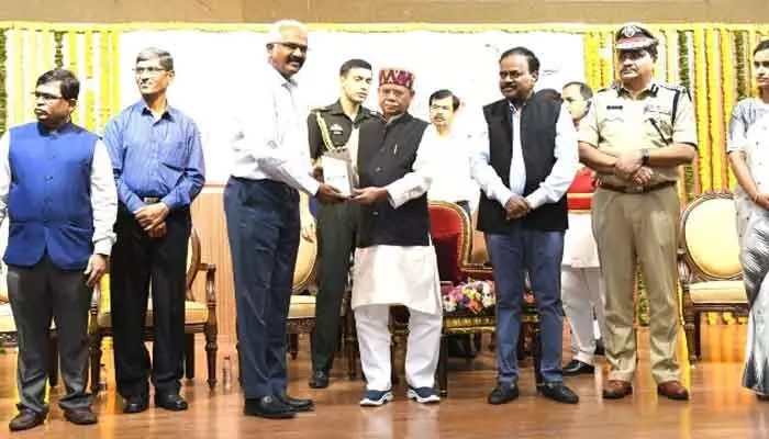 ఇండియన్ రెడ్ క్రాస్ సొసైటీ సేవలు అభినందనీయం: గవర్నర్ శివ ప్రతాప్ శుక్లా ఇండియన్ రెడ్ క్రాస్ సొసైటీ సేవలు అభినందనీయం: గవర్నర్ శివ ప్రతాప్ శుక్లా