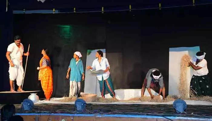 సమాజాన్ని తట్టి లేపిన మట్టి మనిషి నాటకం సమాజాన్ని తట్టి లేపిన మట్టి మనిషి నాటకం