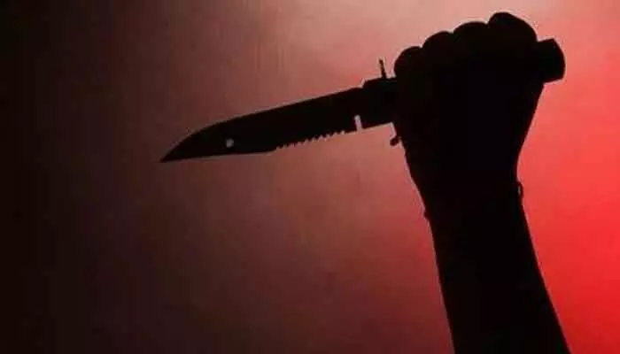 నందిపేటలో కత్తిపోట్ల కలకలం.. యువకుడికి తీవ్ర గాయాలు నందిపేటలో కత్తిపోట్ల కలకలం.. యువకుడికి తీవ్ర గాయాలు