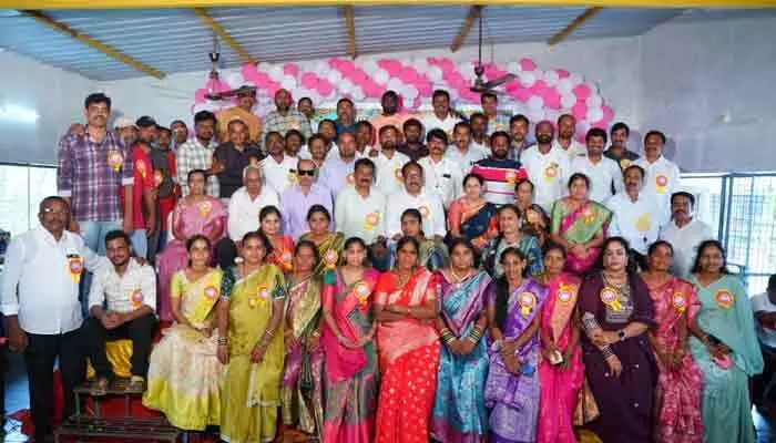 ఆనందోత్సాహాలతో.. పూర్వ విద్యార్థుల ఆత్మీయ సమ్మేళనం ఆనందోత్సాహాలతో.. పూర్వ విద్యార్థుల ఆత్మీయ సమ్మేళనం