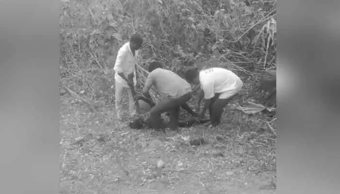 ద్విచక్ర వాహనం అదుపుతప్పి ఒకరి మృతి ద్విచక్ర వాహనం అదుపుతప్పి ఒకరి మృతి