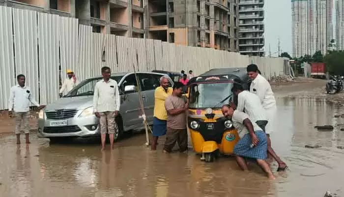 నెమలి నగర్లో రోడ్డు అధ్వానం నెమలి నగర్లో రోడ్డు అధ్వానం