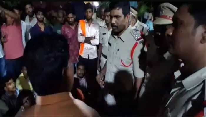 ఆదిభట్ల పోలీస్ స్టేషన్ వద్ద తీవ్ర ఉద్రిక్తత ఆదిభట్ల పోలీస్ స్టేషన్ వద్ద తీవ్ర ఉద్రిక్తత