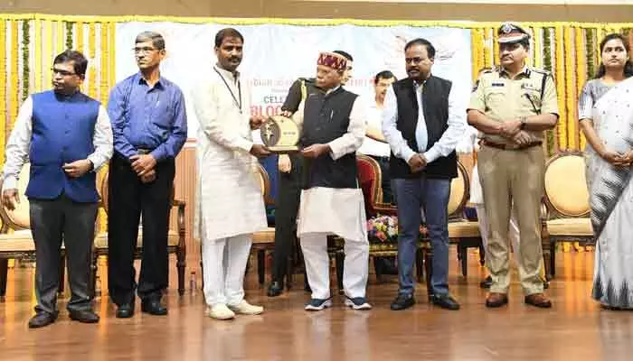గవర్నర్ చేతుల మీదుగా చేపూరి శంకర్కు అత్యుత్తమ రక్తదాన పురస్కారం గవర్నర్ చేతుల మీదుగా చేపూరి శంకర్కు అత్యుత్తమ రక్తదాన పురస్కారం