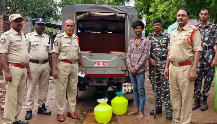 కార్డెన్ సెర్చ్.. నాటు సారా, మద్యం స్వాధీనం కార్డెన్ సెర్చ్.. నాటు సారా, మద్యం స్వాధీనం