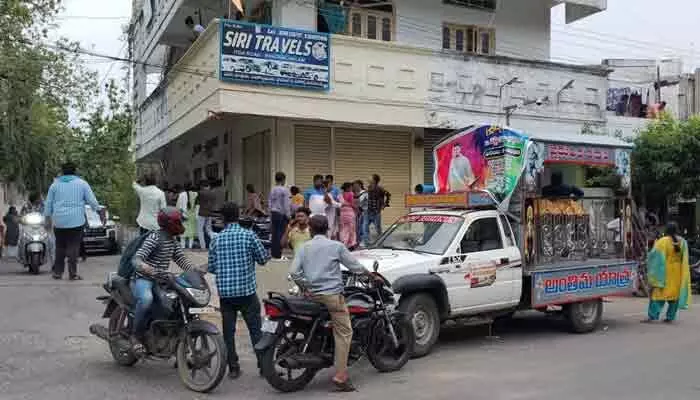 సిరి ట్రావెల్స్ యజమాని ఇంటి ముందు మృతదేహంతో ధర్నా.. కారణమిదే! సిరి ట్రావెల్స్ యజమాని ఇంటి ముందు మృతదేహంతో ధర్నా.. కారణమిదే!