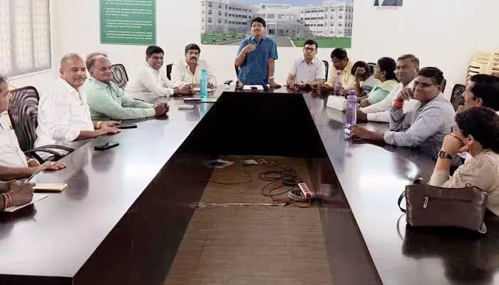 అధిక ఫీజులు వసూలు చేస్తున్న కాలేజీలపై కోర్టుకెళ్తాం: మెడికో పేరెంట్స్ అసోసియేషన్ అధిక ఫీజులు వసూలు చేస్తున్న కాలేజీలపై కోర్టుకెళ్తాం: మెడికో పేరెంట్స్ అసోసియేషన్