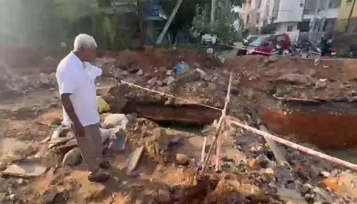 కాంట్రాక్టర్ కోసమా తవ్వకాలు..? కాంట్రాక్టర్ కోసమా తవ్వకాలు..?