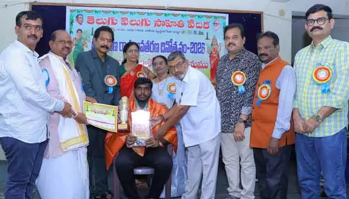 జర్నలిస్టు జూపాక శివమణికి ఇండియన్ ఐకాన్ అవార్డు ప్రదానం.. జర్నలిస్టు జూపాక శివమణికి ఇండియన్ ఐకాన్ అవార్డు ప్రదానం..