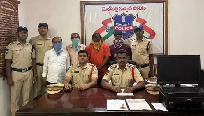 మెట్పల్లి తహసీల్దార్ సంతకం, స్టాంప్ పోర్జరీ... మెట్పల్లి తహసీల్దార్ సంతకం, స్టాంప్ పోర్జరీ...