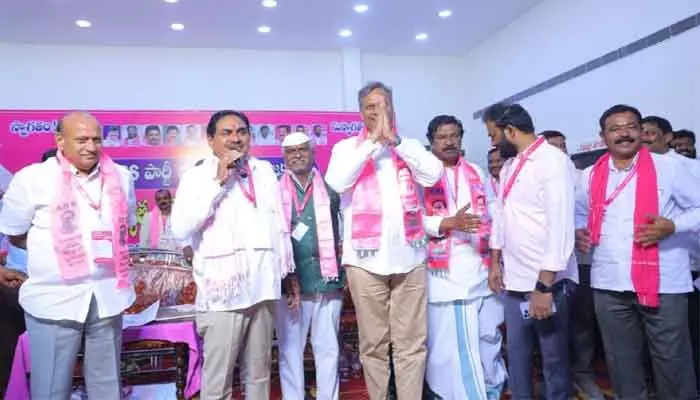 ప్రతి కార్యకర్త సైనికుడిలా పనిచేయాలి: మాజీ మంత్రి ఎర్రబెల్లి ప్రతి కార్యకర్త సైనికుడిలా పనిచేయాలి: మాజీ మంత్రి ఎర్రబెల్లి