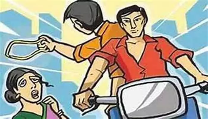 అడ్రస్ అడుగుతూ.. బంగారం చోరీ అడ్రస్ అడుగుతూ.. బంగారం చోరీ