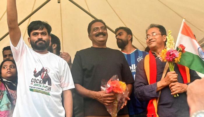 విద్యాశాఖ మంత్రిగా సోనం వాంగ్‌చుక్ ఉండాలి! కాక్రోచ్ పార్టీ ధర్నాలో ప్రకాశ్ రాజ్ కీలక వ్యాఖ్యలు