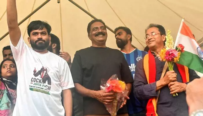 విద్యాశాఖ మంత్రిగా సోనం వాంగ్చుక్ ఉండాలి! కాక్రోచ్ పార్టీ ధర్నాలో ప్రకాశ్ రాజ్ కీలక వ్యాఖ్యలు విద్యాశాఖ మంత్రిగా సోనం వాంగ్చుక్ ఉండాలి! కాక్రోచ్ పార్టీ ధర్నాలో ప్రకాశ్ రాజ్ కీలక వ్యాఖ్యలు