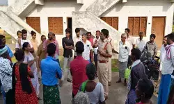 తాళాలు పగలగొట్టి మరీ.. డబుల్ బెడ్ రూమ్ ఇండ్లను ఆక్రమించిన స్థానికులు!