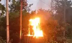 ట్రాన్స్ఫార్మర్లో మంటలు.. భయాందోళనకు గురైన స్థానికులు ట్రాన్స్ఫార్మర్లో మంటలు.. భయాందోళనకు గురైన స్థానికులు