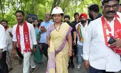 పాలసీలు చేయాల్సిన సీఎం, డిప్యూటీ సీఎంలే వినతి పత్రాలిస్తున్నారు: కవిత పాలసీలు చేయాల్సిన సీఎం, డిప్యూటీ సీఎంలే వినతి పత్రాలిస్తున్నారు: కవిత