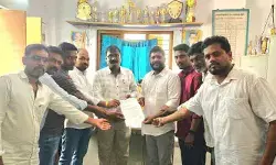 రూల్స్ పాటించని విద్యాలయాల పై కఠిన చర్యలు తీసుకోవాలి.. ఎంఈవోకు బీఆర్ఎస్ నాయకుల వినతి రూల్స్ పాటించని విద్యాలయాల పై కఠిన చర్యలు తీసుకోవాలి.. ఎంఈవోకు బీఆర్ఎస్ నాయకుల వినతి