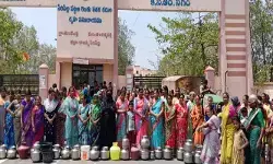 రోడ్డెక్కిన మహిళలు.. ఖాళీ బిందెలతో నిరసన రోడ్డెక్కిన మహిళలు.. ఖాళీ బిందెలతో నిరసన