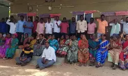 లైన్మెన్ను విధుల నుంచి బహిష్కరించాలి.. సబ్స్టేషన్ ముందు గ్రామస్తుల ధర్నా లైన్మెన్ను విధుల నుంచి బహిష్కరించాలి.. సబ్స్టేషన్ ముందు గ్రామస్తుల ధర్నా