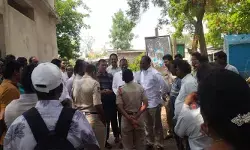 ప్రభుత్వ పాఠశాల గేటుకు తాళం వేసిన గుత్తేదారుడు