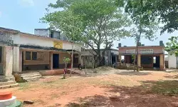 మొదటి రోజే నీటి కష్టాలు.. విద్యార్థుల అవస్థలు