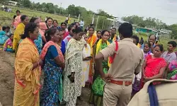 భూ ఆక్రమణల యత్నంతో ఉద్రిక్తత.. రంగంలోకి దిగిన పోలీసులు భూ ఆక్రమణల యత్నంతో ఉద్రిక్తత.. రంగంలోకి దిగిన పోలీసులు