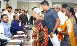ప్రజావాణికి 55 ఫిర్యాదులుప్రజావాణి దరఖాస్తులను సత్వరమే పరిష్కరించాలి: కలెక్టర్ ప్రజావాణికి 55 ఫిర్యాదులుప్రజావాణి దరఖాస్తులను సత్వరమే పరిష్కరించాలి: కలెక్టర్