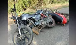 ఎదురెదురుగా ఢీకొన్న ద్విచక్ర వాహనాలు.. ముగ్గురికి గాయాలు ఎదురెదురుగా ఢీకొన్న ద్విచక్ర వాహనాలు.. ముగ్గురికి గాయాలు