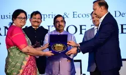 తెలంగాణకు జాతీయ అవార్డు.. గోవాలో ప్రదానం చేసిన కేంద్రమంత్రి తెలంగాణకు జాతీయ అవార్డు.. గోవాలో ప్రదానం చేసిన కేంద్రమంత్రి