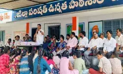 రూ.1000 కోట్లతో ప్రభుత్వ పాఠశాలల విద్యార్థులకు ప్రభుత్వం పెద్దపీట రూ.1000 కోట్లతో ప్రభుత్వ పాఠశాలల విద్యార్థులకు ప్రభుత్వం పెద్దపీట