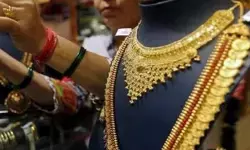 Gold: చమురు ధరలు పడిపోవడంతో బంగారం మెరుపు Gold: చమురు ధరలు పడిపోవడంతో బంగారం మెరుపు