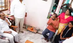 విద్యుత్ షాక్ కారణంగా మృతి చెందిన కుటుంబ సభ్యులను పరామర్శించిన ఎంపీ ఈటెల రాజేందర్ విద్యుత్ షాక్ కారణంగా మృతి చెందిన కుటుంబ సభ్యులను పరామర్శించిన ఎంపీ ఈటెల రాజేందర్