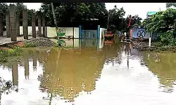 దర్జాగా బఫర్ జోన్ ఆక్రమణ.. పొంచి ఉన్న వరద ముంపు దర్జాగా బఫర్ జోన్ ఆక్రమణ.. పొంచి ఉన్న వరద ముంపు