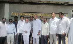చంచల్గూడ జైలులో బాల్క సుమన్.. పరామర్శించిన మహమూద్ అలీ చంచల్గూడ జైలులో బాల్క సుమన్.. పరామర్శించిన మహమూద్ అలీ