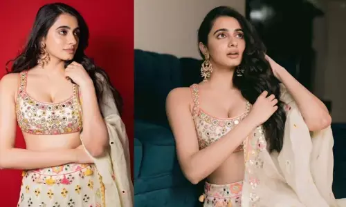 చున్నీని సైడ్ చేసి హాట్ అందాలతో రెచ్చిపోయిన మానస చౌదరి