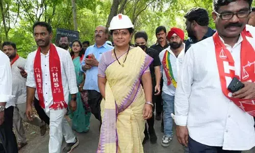 పాలసీలు చేయాల్సిన సీఎం, డిప్యూటీ సీఎంలే వినతి పత్రాలిస్తున్నారు: కవిత
